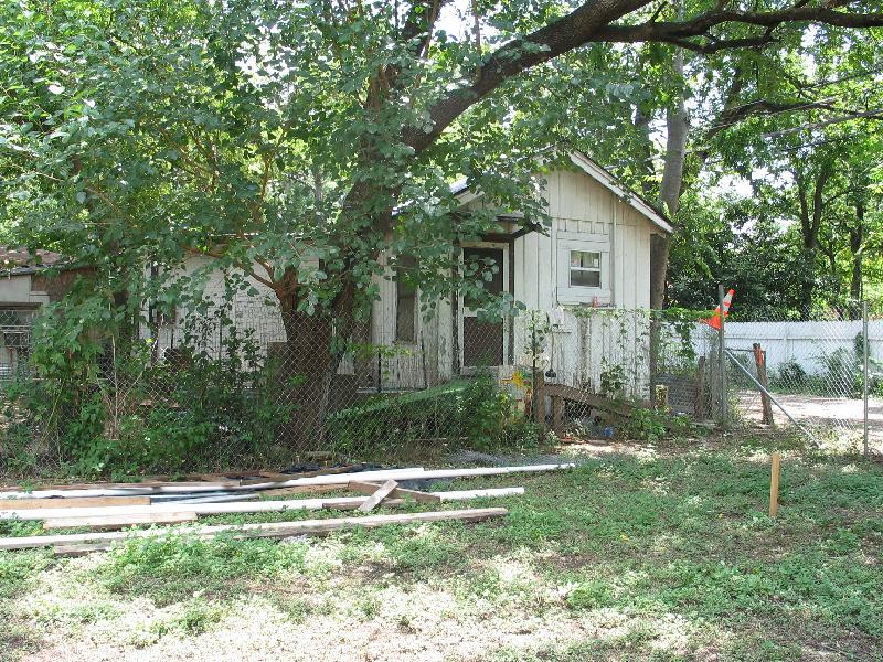 Next door, with roosters...1503 E 3rd St, appraised at $67,525 (up 41% from 2006!)