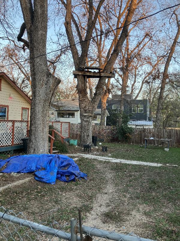 I went out for a walk and found the house where I first built the [bicycle elevator!](https://album.donie.us/family/2014-05Flipside2014/2014-05Flipside2014.html) 