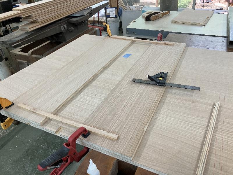 The dados in the middle need to be constrained on two sides 